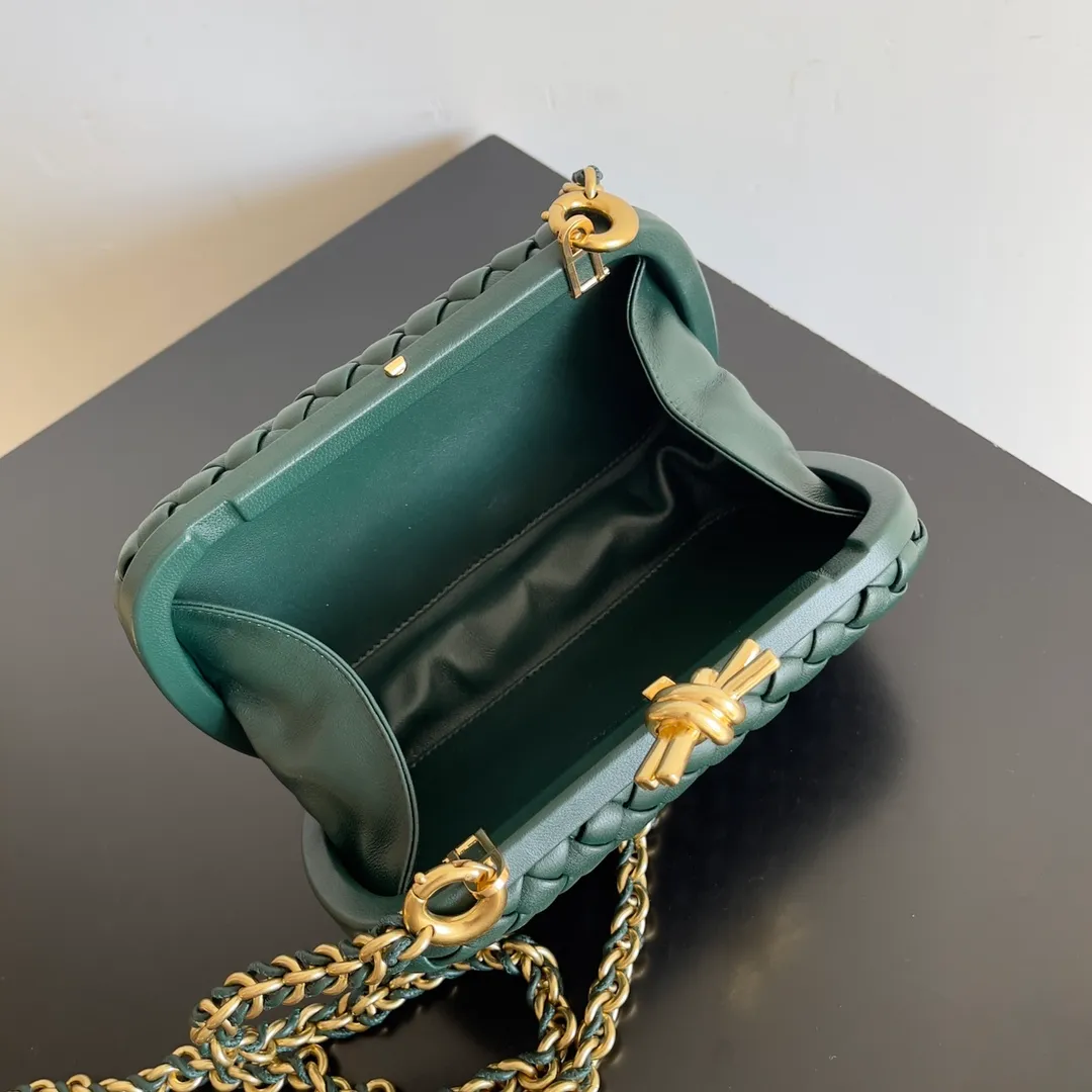 Batch 2260 BOTTEGA VENETA KNOT evening bag chain version for women is now on the market! Delicate and elegant, soft and powerful, this bag is definitely a representative of intellectual women. As an evergreen model of BV, the blessing of the chain is the icing on the cake. The classic weaving once again interprets the unique craftsmanship (the chain can be disassembled separately). Style number: 776662 Size: 19*11.5*5cm